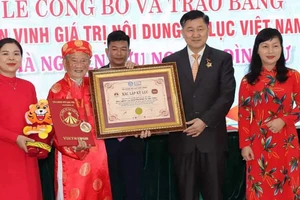 Tổ chức Kỷ lục Việt Nam (VietKings) và UBND quận Bình Thạnh trao bằng Tôn vinh Giá trị nội dung Kỷ lục Việt Nam đến nhà nghiên cứu Nguyễn Đình Tư