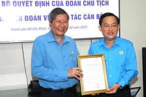 Phó Chủ tịch Thường trực Tổng LĐLĐ Việt Nam Trần Thanh Hải trao quyết định công nhận kết quả bầu bổ sung chức danh Phó Chủ tịch LĐLĐ TPHCM đối với đồng chí Phùng Thái Quang