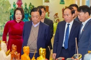 Bộ trưởng Bộ NN-PTNT Lê Minh Hoan và Bí thư Thành ủy Hải Phòng Lê Tiến Châu tham quan các gian hàng OCOP bên lề hội nghị sáng 17-2