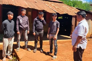 Cán bộ địa phương trò chuyện với 4 công dân xã Ia O từng bị lừa gạt sang Campuchia
