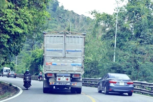 Một trường hợp xe tải lấn làn trên đèo Bảo Lộc. Ảnh: ĐOÀN KIÊN