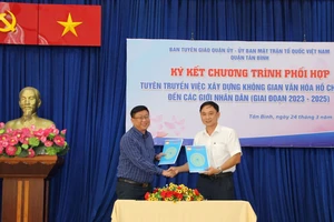 Trưởng ban Tuyên giáo Quận ủy Tân Bình Nguyễn Xuân Tiến và Chủ tịch Ủy ban Mặt trận Tổ quốc Việt Nam quận Tân Bình Trần Đức Phương tại lễ ký kết phối hợp. Ảnh: TRẦN YÊN