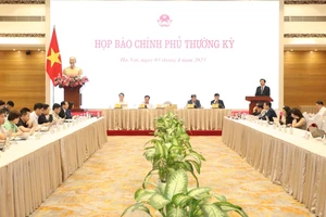 Họp báo Chính phủ thường kỳ tối 3-4. Ảnh: VIẾT CHUNG