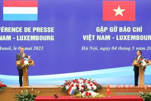 Thủ tướng Phạm Minh Chính và Thủ tướng Luxembourg Xavier Bettel gặp gỡ báo chí sau cuộc hội đàm. Ảnh: QUANG PHÚC