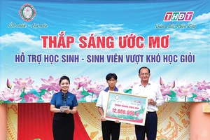 Công ty TNHH MTV XSKT Đồng Tháp trao học bổng cho học sinh nghèo hiếu học