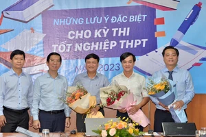 Nhà báo Nguyễn Nhật, Phó Tổng Biên tập Thường trực Báo SGGP tặng hoa cho các khách mời tham gia GLTT. Ảnh: CAO THĂNG