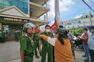 Nhiều người đã đến LienVietPostBank Bảo Lộc để đòi quyền lợi