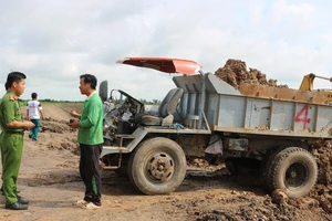 Phương tiện khai thác đất mặt ruộng trái phép bị phát hiện bắt quả tang 