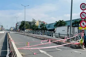 Giăng dây, cấm các phương tiện ra vào để xử lý sự cố ngập hầm chui Tân Phong
