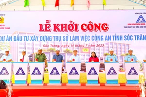 Các đại biểu thực hiện nghi thức khởi công Trụ sở làm việc Công an tỉnh Sóc Trăng