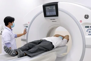 Bác sĩ Bệnh viện Ung bướu TPHCM chụp MRI tầm soát ung thư cho người bệnh