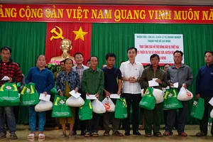 Đoàn công tác TPHCM đến thăm, tặng quà cho các hộ dân bị ảnh hưởng do thiên tai ở Đắk Nông