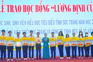 Lễ Trao học bổng Lương Định Của cho học sinh, sinh viên hiếu học tiêu biểu của tỉnh Sóc Trăng