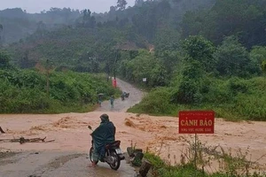 Mưa lớn, nước sông, suối dâng cao gây nguy hiểm