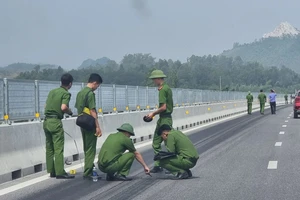 Lấy mẫu giám định, làm rõ vụ nghi đổ hóa chất lên đường cao tốc 