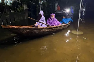 Lũ ở hạ lưu sông Thu Bồn lên nhanh trong đêm, người dân hối hả chạy lũ 