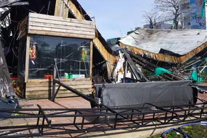 Bão số 13 quét qua, khắp phố phường ngổn ngang