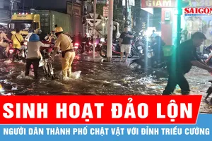 Người dân TPHCM chật vật trong đỉnh triều cường 