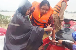 Cứu hộ khẩn cấp người già ra khỏi khu vực bị ngập nặng ở phường Quy Nhơn Đông, tỉnh Gia Lai