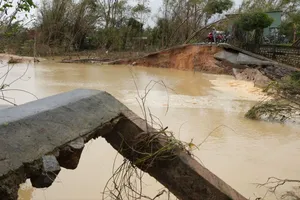 Ngổn ngang hiện trường đoạn vỡ đê bao sông Luật Lễ
