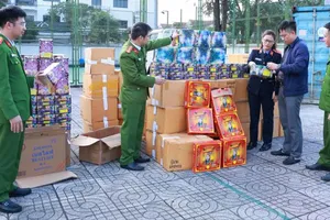 Lực lượng chức năng kiểm tra tang vật pháo các loại bị thu giữ