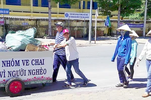 Gom ve chai giúp người nghèo