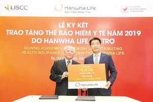 Hanwha Life Việt Nam tặng 4.636 thẻ bảo hiểm y tế cho người nghèo