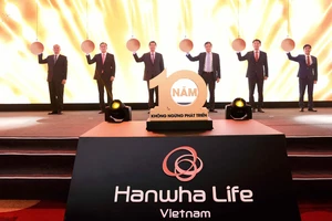 Lãnh đạo Tập đoàn Hanwha, Hanwha Life Việt Nam và Đại diện Cục Quản lý - Giám Sát Bảo hiểm thực hiện nghi thức kỷ niệm 10 năm thành lập.