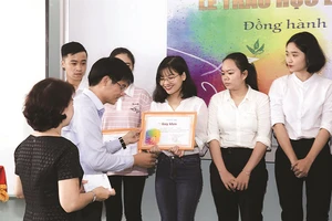 Trao 150 triệu đồng học bổng cho sinh viên Đại học Khoa học Xã hội và Nhân văn TPHCM