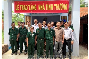 Trao nhà tình thương cho 2 hộ nghèo 