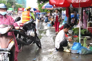 Chợ tự phát vây khu công nghiệp