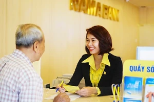 Khách hàng giao dịch tại Nam A Bank