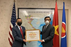 Ông David Dương, Chủ tịch Công ty California Waste Solutions trao tặng số tiền ủng hộ Quỹ phòng, chống dịch Covid-19 thông qua Tổng lãnh sự quán Việt Nam tại San Francisco. Ảnh: Tổng Lãnh Sự Quán Việt Nam tại San Francisco