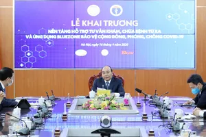 Thủ tướng Nguyễn Xuân Phúc phát biểu tại Lễ khai trương Nền tảng hỗ trợ tư vấn khám, chữa bệnh từ xa và ứng dụng Bluezone bảo vệ cộng đồng, phòng chống, Covid-19. Ảnh: THỐNG NHẤT