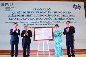 Đại diện Trường Đại học Quốc tế Miền Đông nhận giấy chứng nhận kiểm định chất lượng giáo dục