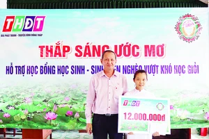 Công ty TNHH MTV Xổ số Kiến thiết Đồng Tháp trao học bổng “Thắp sáng ước mơ” 