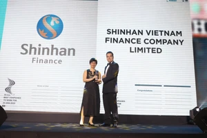 Bà Trần Thị Ngọc Nhung, Giám đốc Nhân sự Shinhan Finance tiếp nhận Giải thưởng Nơi làm việc tốt nhất châu Á