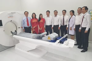 Các đại biểu tham quan máy CTscan thế hệ mới được Bệnh viện Quận 9 đầu tư từ nguồn vay kích cầu của TP