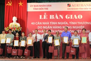 Lễ trao quyết định tặng nhà và quà cho hộ nghèo, gia đình chính sách. Ảnh: www.bentre.gov.vn