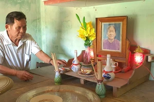 Anh thương binh thờ phụng mẹ liệt sĩ