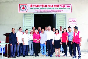 Ông Hwang Fa Jane - đại diện Công ty CPHH Vedan Việt Nam cùng đại diện chính quyền địa phương trong buổi trao tặng nhà cho anh Vi Văn Bé