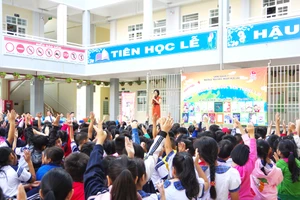 Mang sách về trường học