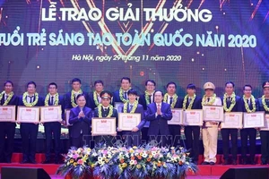 Chủ tịch Ủy ban Trung ương MTTQ Việt Nam Trần Thanh Mẫn (bên phải) và Bí thư thứ nhất Trung ương Đoàn, Chủ tịch Hội LHTN Việt Nam Nguyễn Anh Tuấn (bên trái) trao Bằng khen tặng các tác giả và nhóm tác giả tại buổi lễ. Ảnh: TTXVN