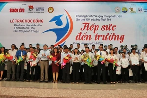 Hơn 1.000 tân sinh viên nhận học bổng “Tiếp sức đến trường”