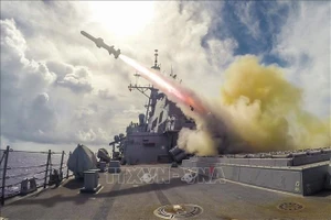 Tên lửa Harpoon được phóng từ tàu khu trục USS Fitzgerald của Mỹ trong cuộc tập trận bắn đạn thật trên biển gần Guam. Ảnh: AFP/TTXVN