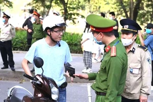 Bắt buộc đeo khẩu trang khi ra khỏi nhà