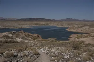 Một hồ nước gần Las Vegas, bang Nevada, Mỹ gần khô cạn do nắng nóng kéo dài, ngày 10/6/2021. Ảnh: AFP/TTXVN