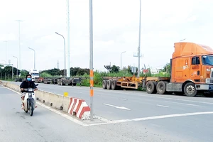 Bất an xe container đậu tràn lòng đường