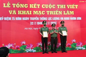 Thiếu tướng PGS.TS Nguyễn Bình Ban, Nguyên Viện trưởng Viện lịch sử Công an, Trưởng Ban giám khảo trao giải cuộc thi cho các tác giả. Ảnh: dangcongsan.vn