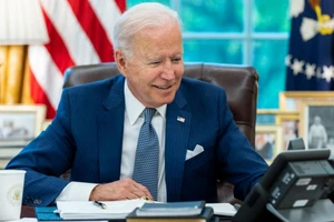 Tổng thống Biden trong cuộc điện đàm với người đồng cấp Pháp hôm 22-9. Ảnh: REUTERS